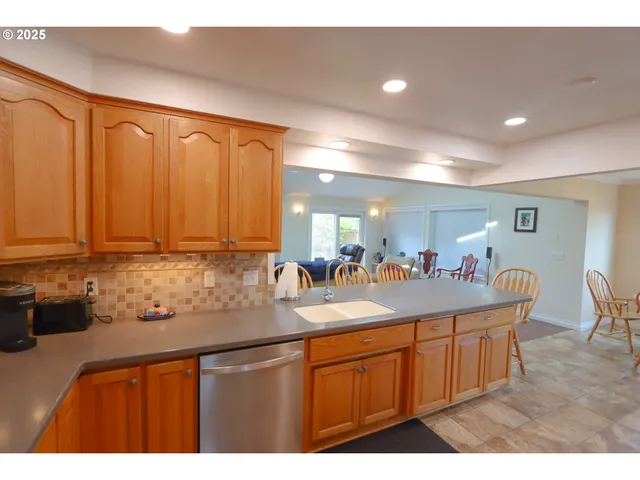 $550,000 | 1915 Arthur Street, North Bend, OR 97459