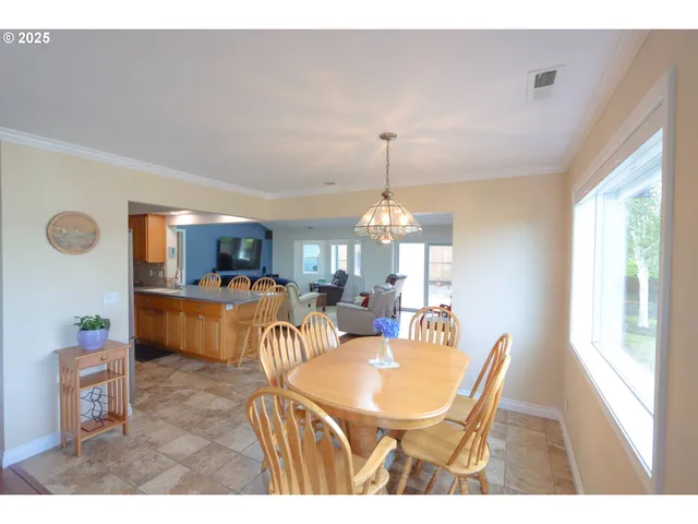 $550,000 | 1915 Arthur Street, North Bend, OR 97459