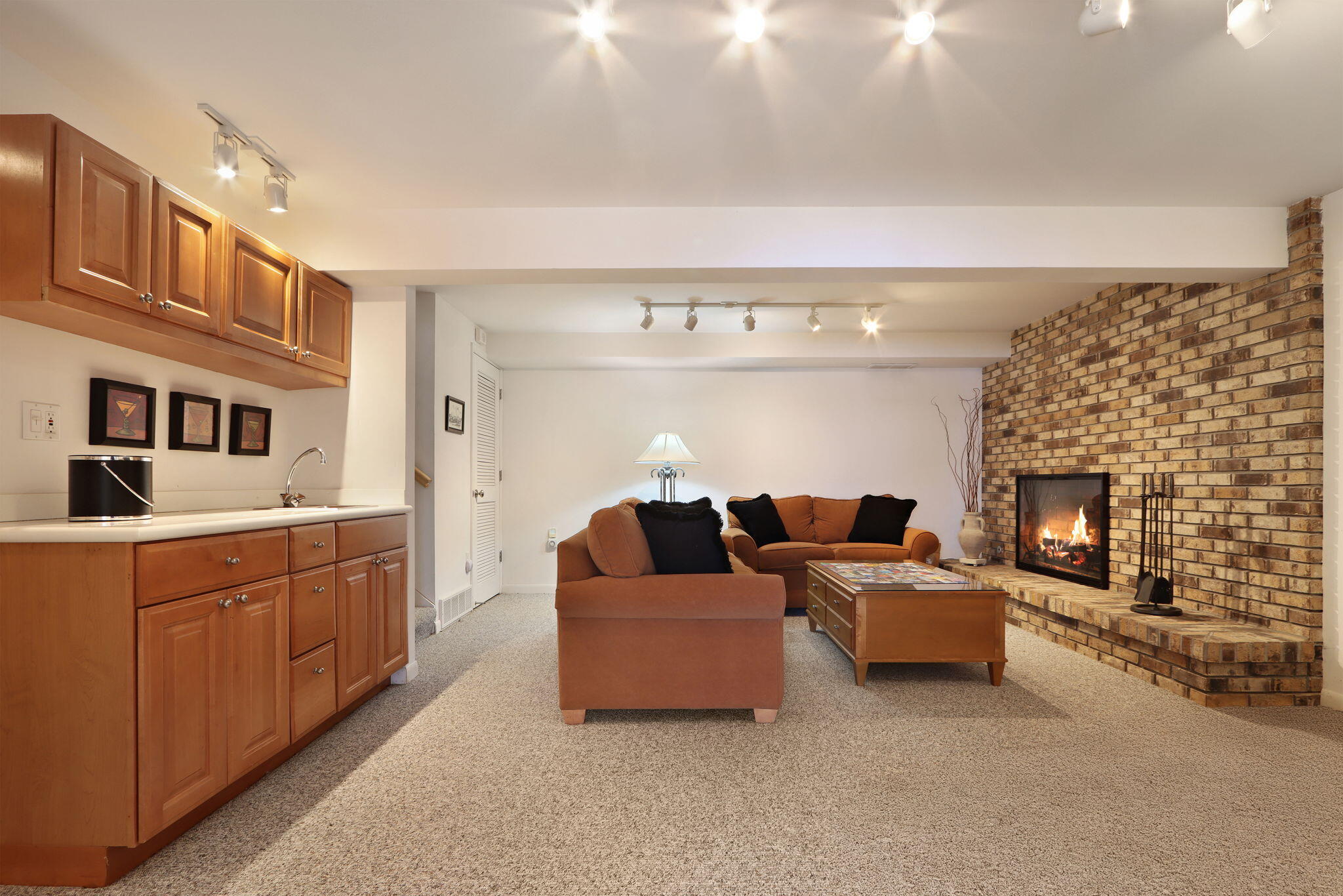 W5368 Plantation Road Sugar Creek, WI 53121 - Photo 21 of 31 Family Room with Wet Bar