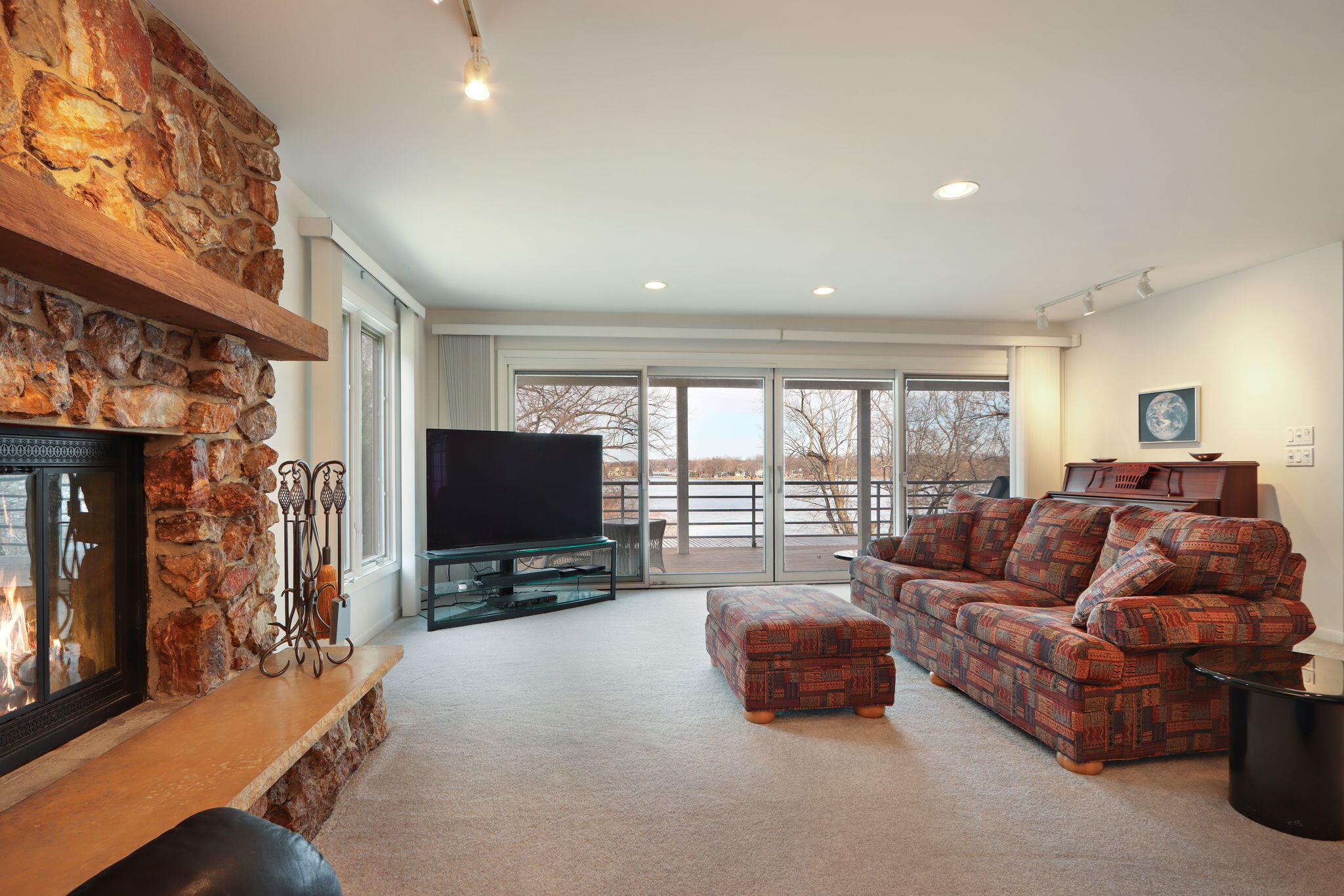 W5368 Plantation Road Sugar Creek, WI 53121 - Photo 5 of 31 Living Room
