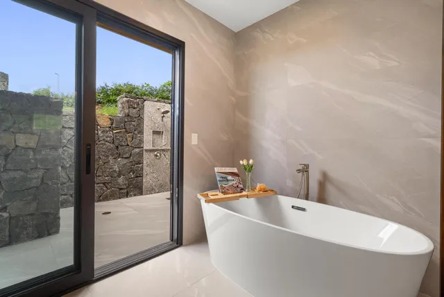 $3,600,000 | 73-4460 Kohanaiki Road, Kailua-Kona, HI 96740