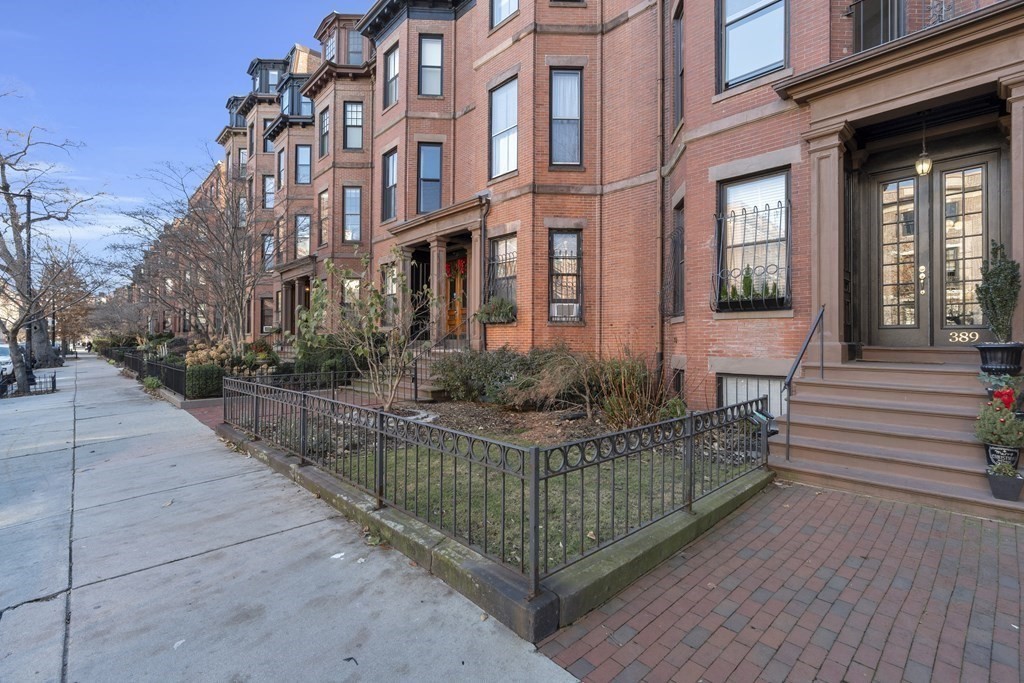 389 Beacon Street, Unit 7 Boston, MA 02116 - Photo 11 of 12 front view of a house with a porch