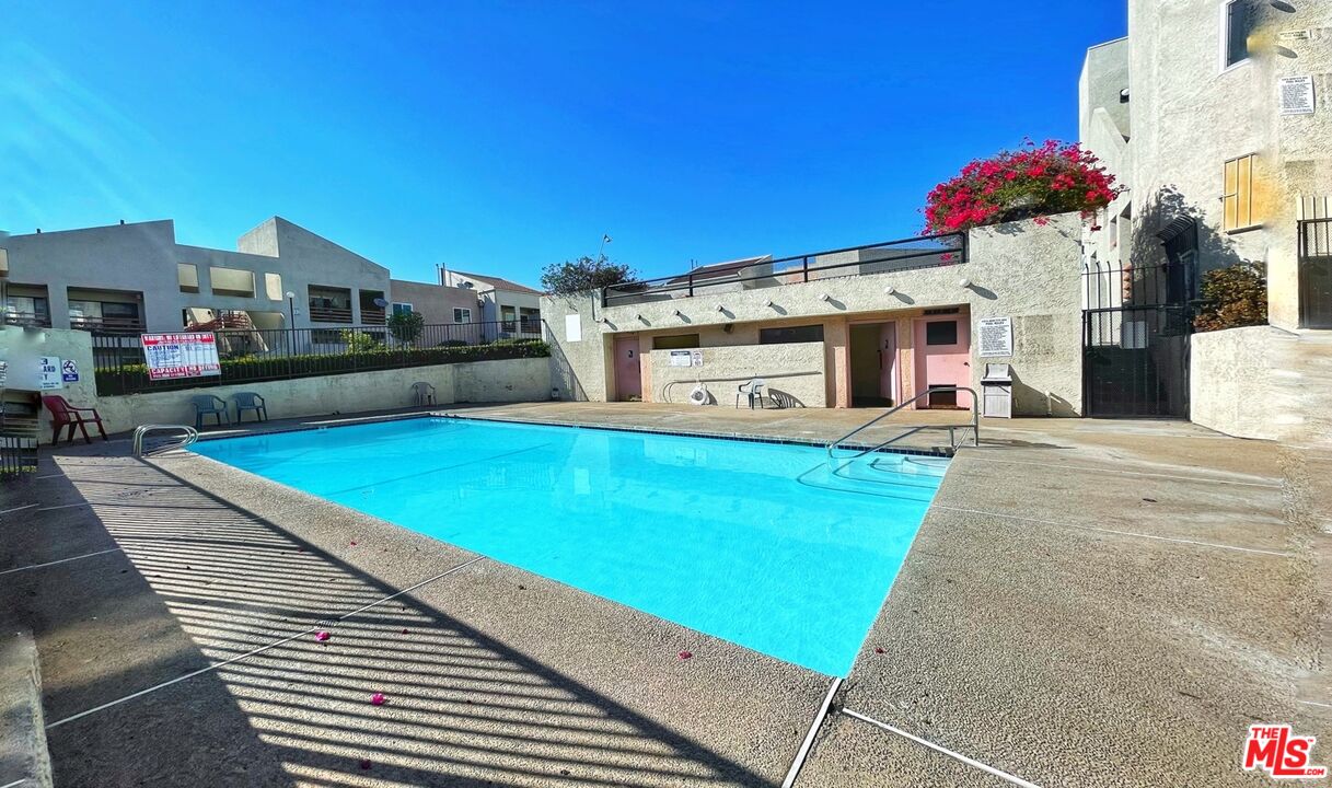 1118 Valencia Street, Unit 320 Los Angeles, CA 90015 - Photo 20 of 24 a swimming pool with outdoor seating