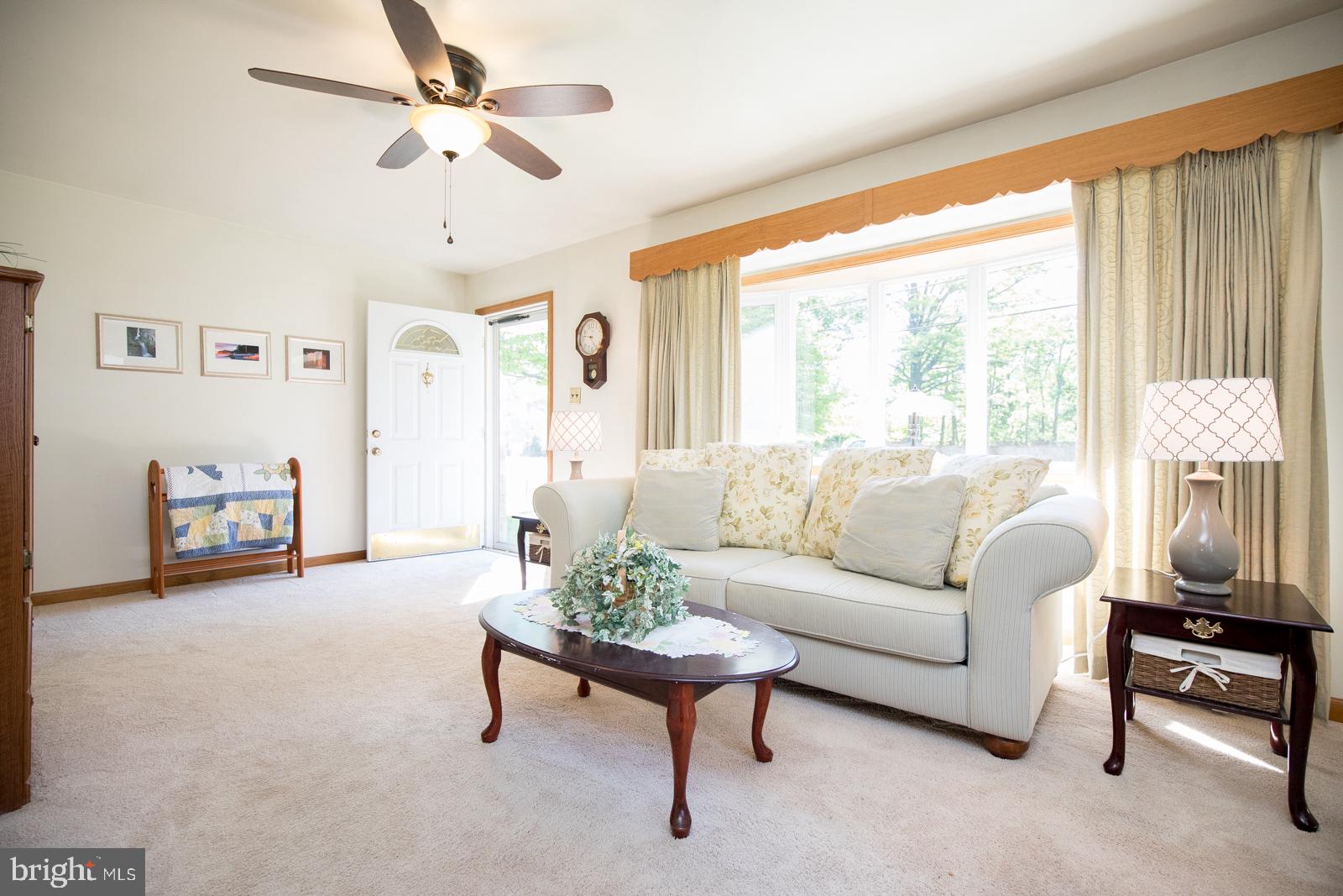 9862 Verree Road Philadelphia, PA 19115 - Photo 3 of 35 Living Room