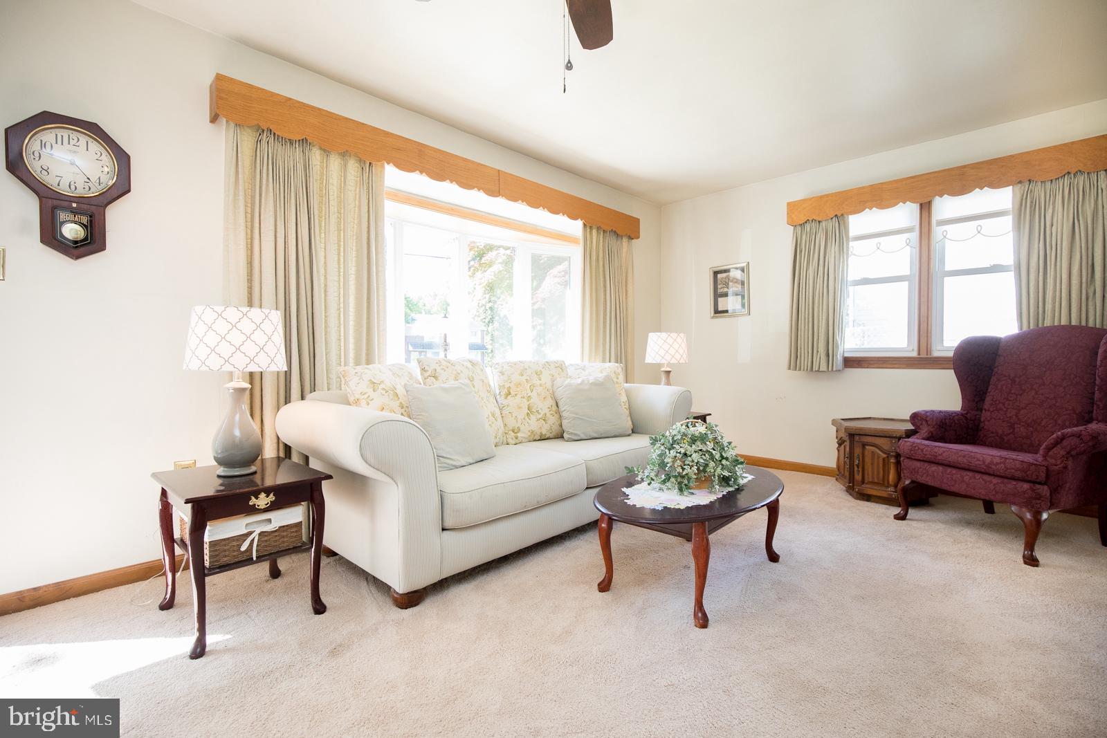 9862 Verree Road Philadelphia, PA 19115 - Photo 4 of 35 Living Room