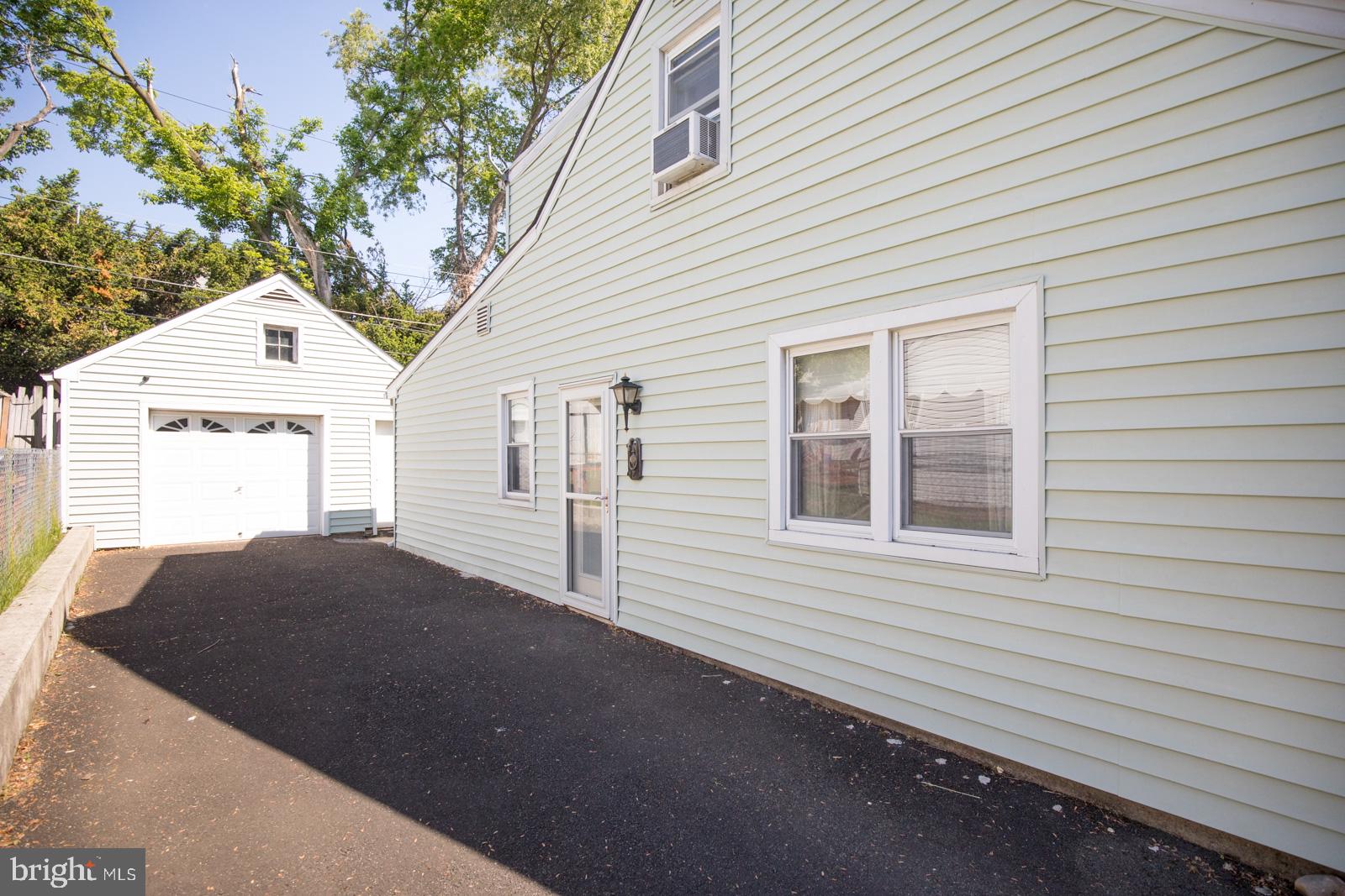 9862 Verree Road Philadelphia, PA 19115 - Photo 33 of 35 Driveway/Garage