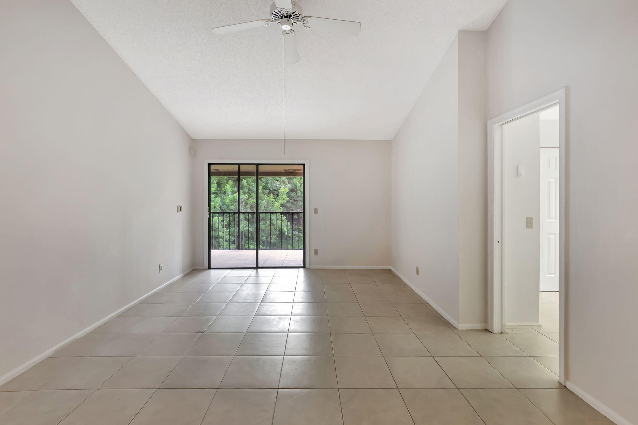 5750 Coach House Circle, Unit E Boca Raton, FL 33486 - Photo 14 of 44 LIVING ROOM