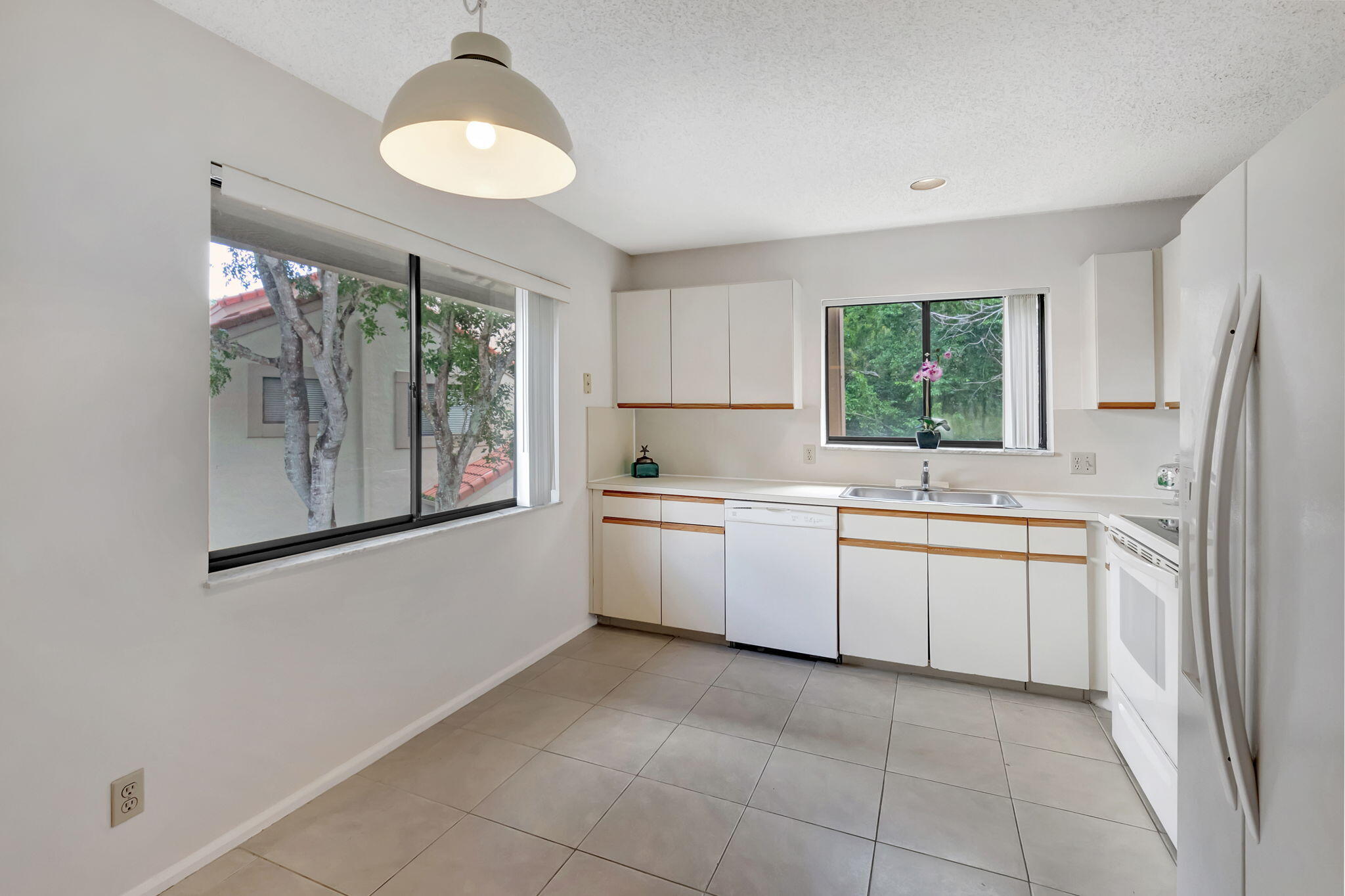 5750 Coach House Circle, Unit E Boca Raton, FL 33486 - Photo 17 of 44 SUNNY AND BRIGHT KITCHEN