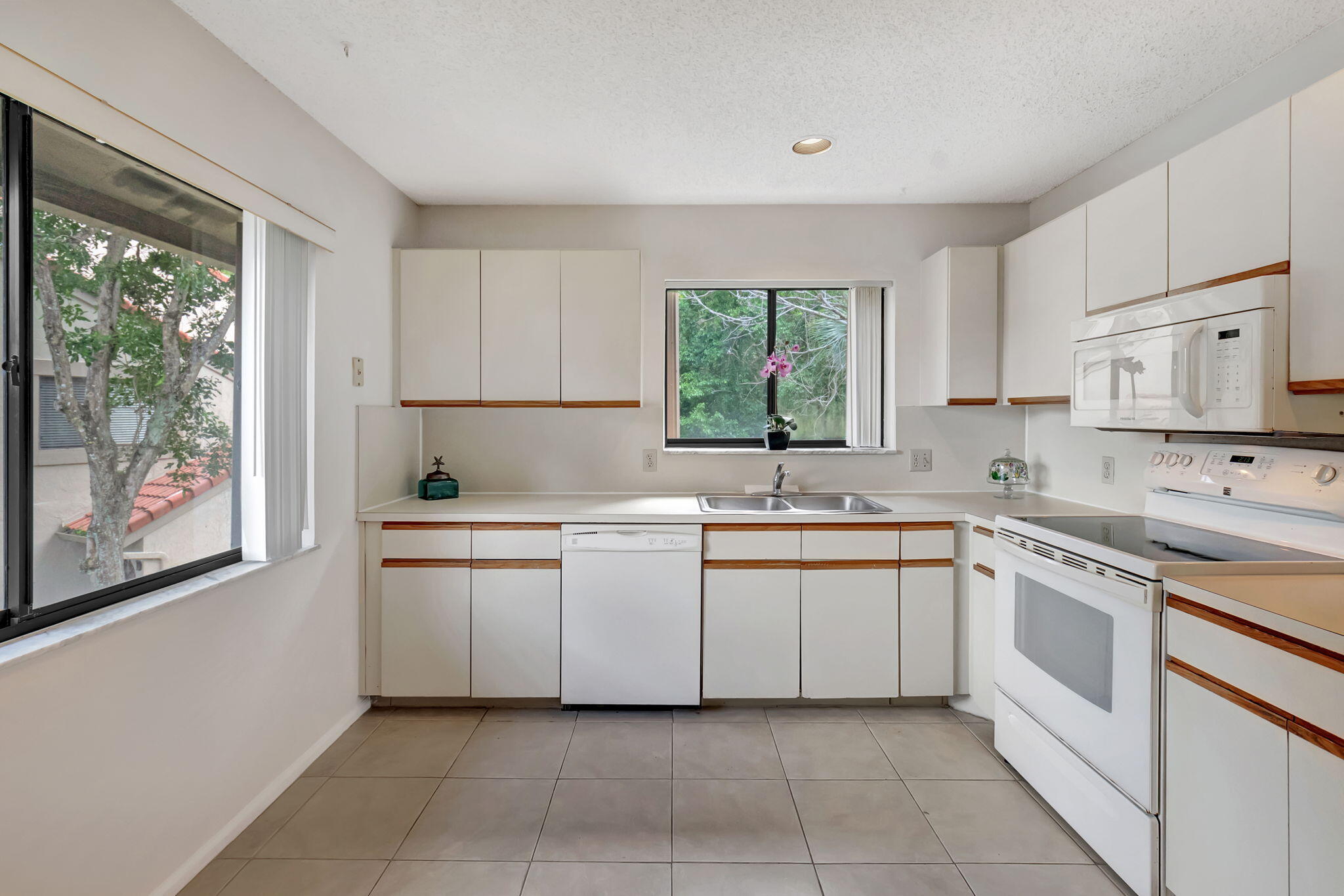 5750 Coach House Circle, Unit E Boca Raton, FL 33486 - Photo 18 of 44 KITCHEN
