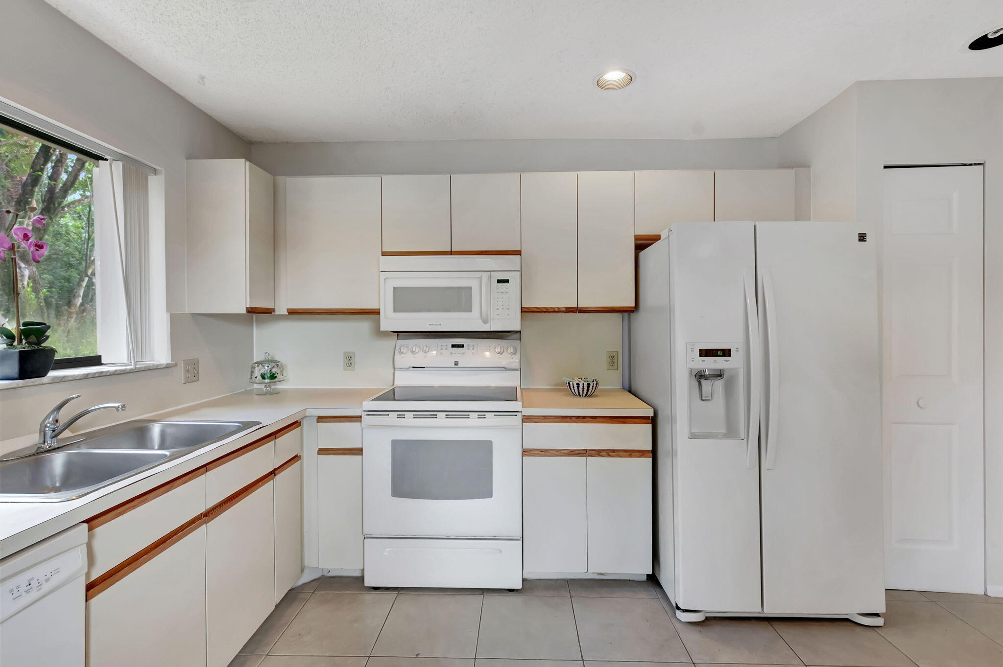 5750 Coach House Circle, Unit E Boca Raton, FL 33486 - Photo 20 of 44 KITCHEN