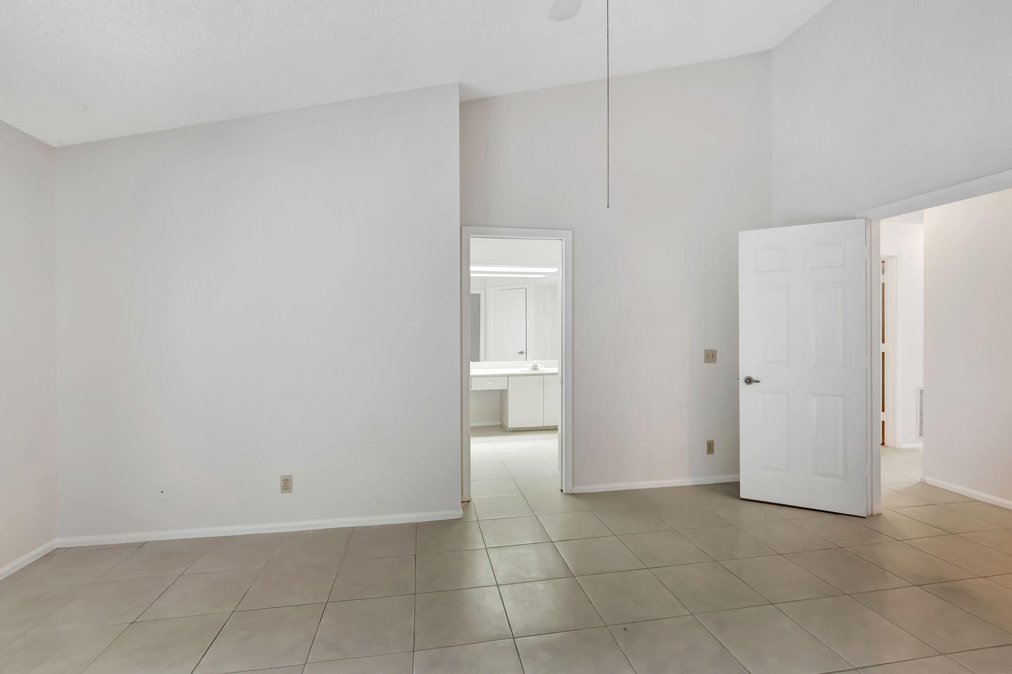 5750 Coach House Circle, Unit E Boca Raton, FL 33486 - Photo 23 of 44 PRIMARY SUITE