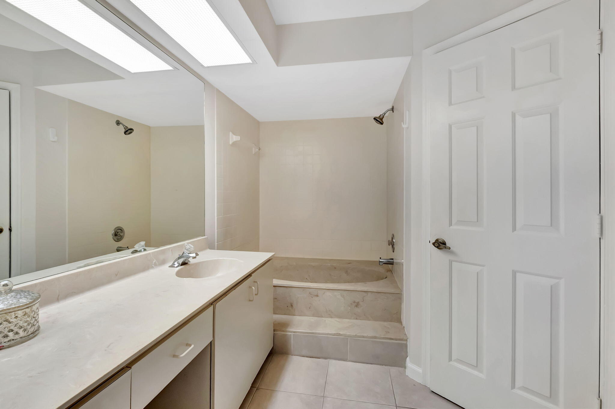 5750 Coach House Circle, Unit E Boca Raton, FL 33486 - Photo 26 of 44 SOAKING TUB/SHOWER