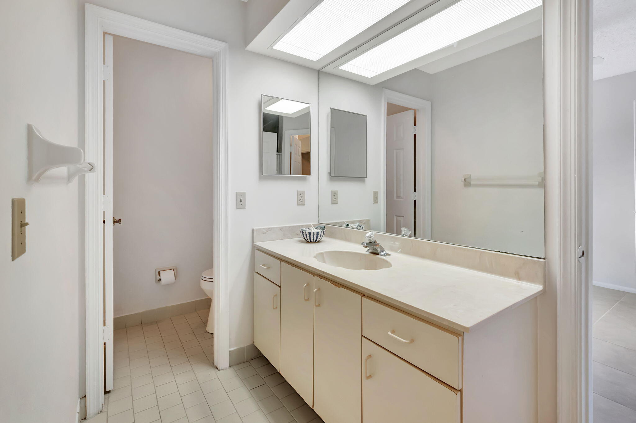 5750 Coach House Circle, Unit E Boca Raton, FL 33486 - Photo 32 of 44 GUEST BATH