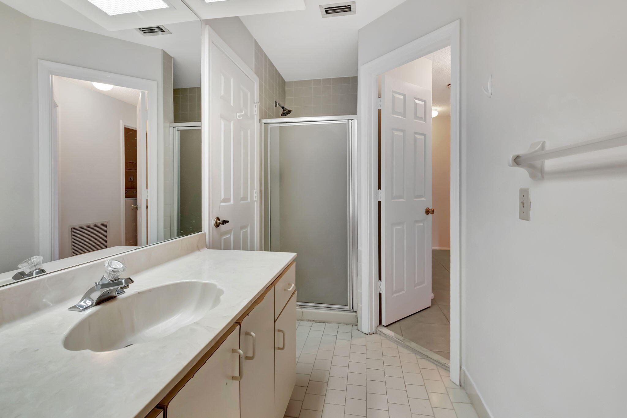 5750 Coach House Circle, Unit E Boca Raton, FL 33486 - Photo 33 of 44 GUEST BATH W/SHOWER