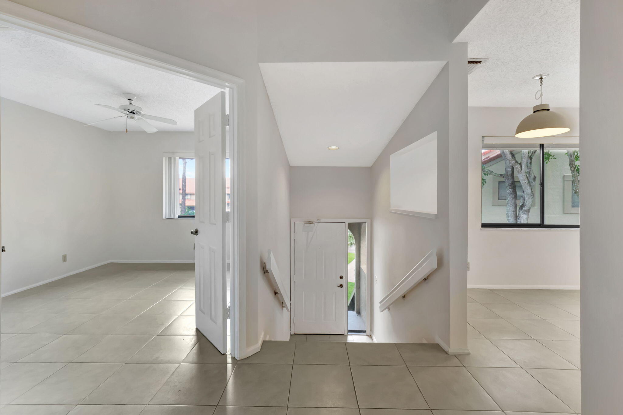 5750 Coach House Circle, Unit E Boca Raton, FL 33486 - Photo 6 of 44 INVITING ENTRY