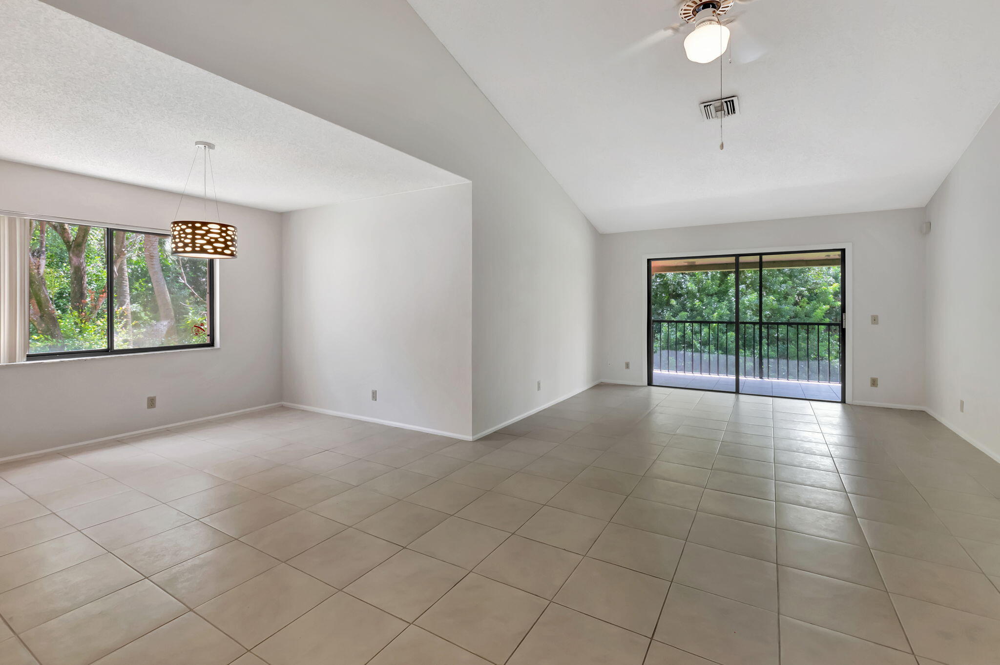 5750 Coach House Circle, Unit E Boca Raton, FL 33486 - Photo 7 of 44 VAULTED CEILINGS