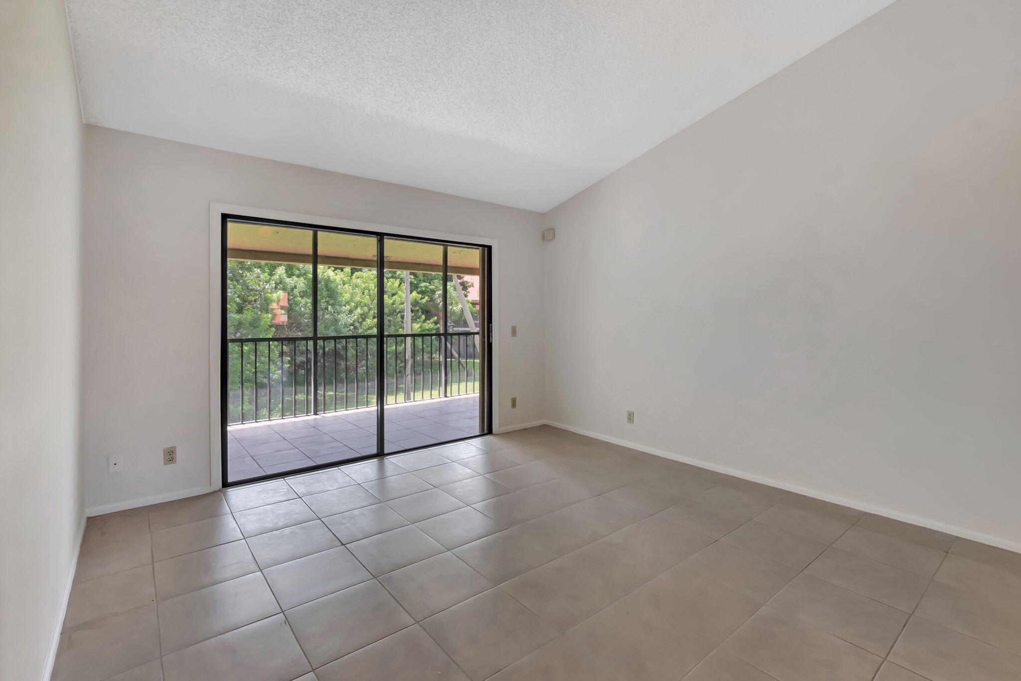 5750 Coach House Circle, Unit E Boca Raton, FL 33486 - Photo 10 of 44 LIVING ROOM