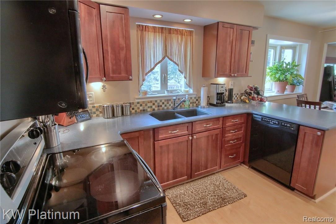 1628 Dennett Lane Rochester, MI 48307 - Photo 13 of 31 Kitchen_2nd_View.jpg