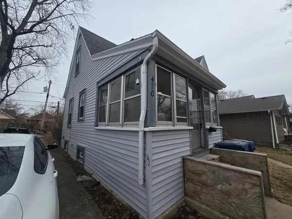 a view of back yard of the house
