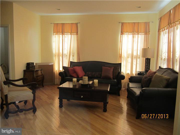 10 Log Cabin Road Sicklerville, NJ 08081 - Photo 4 of 24 Living Room