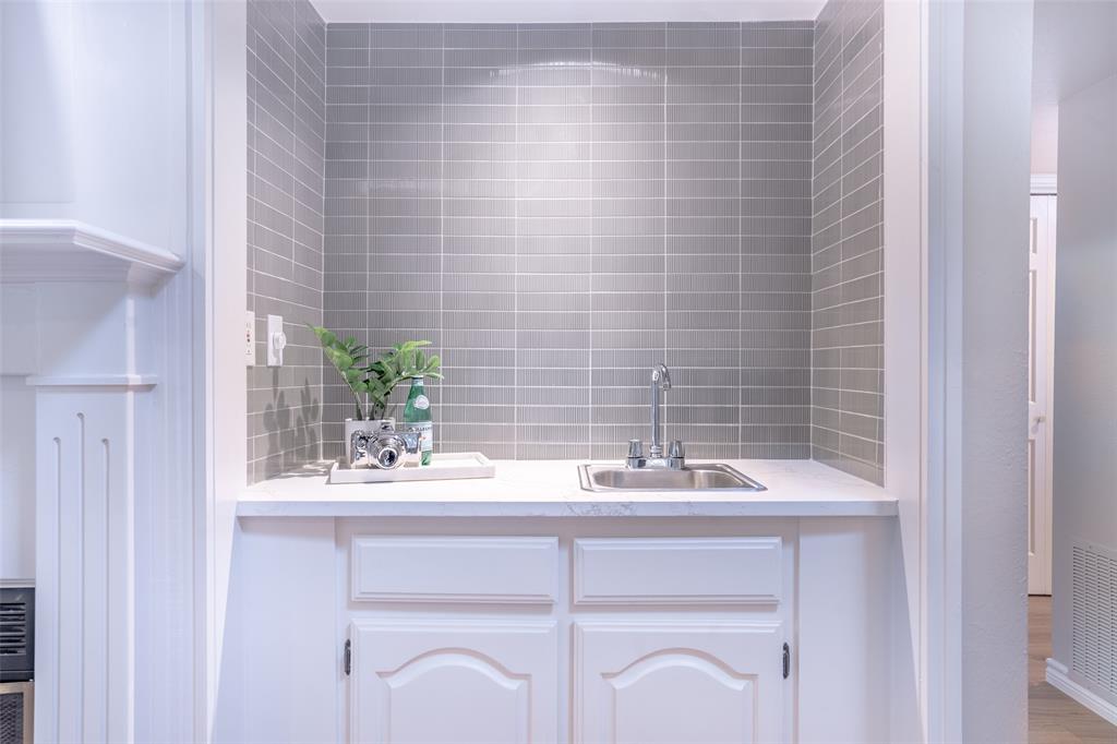 1415 Pecos Street Dallas, TX 75204 - Photo 5 of 25 a bathroom with a sink and a mirror