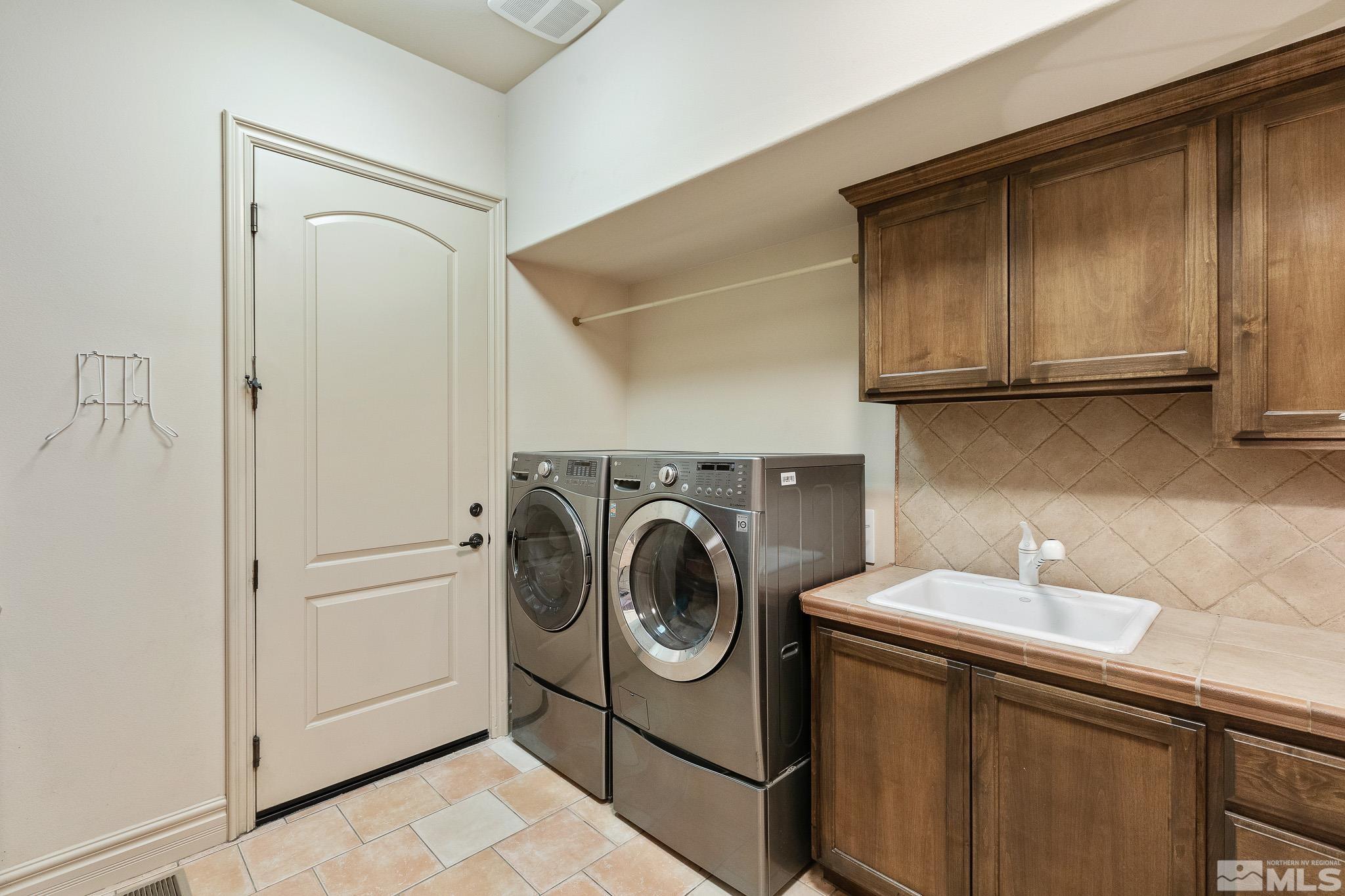 4885 Mountainshyre Road Reno, NV 89519 - Photo 33 of 39 a utility room with sink dryer and washer