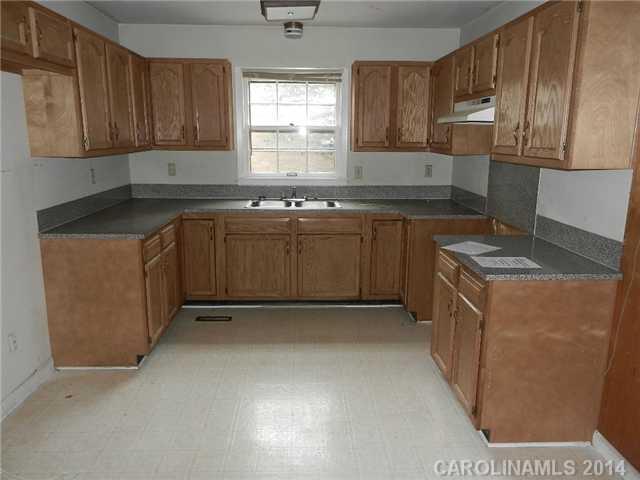 613 Aintree Road Charlotte, NC 28215 - Photo 4 of 5