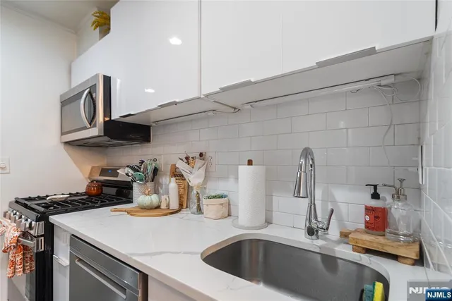 $644,000 | 476 Monmouth Street, Unit 203, Jersey City, NJ 07302