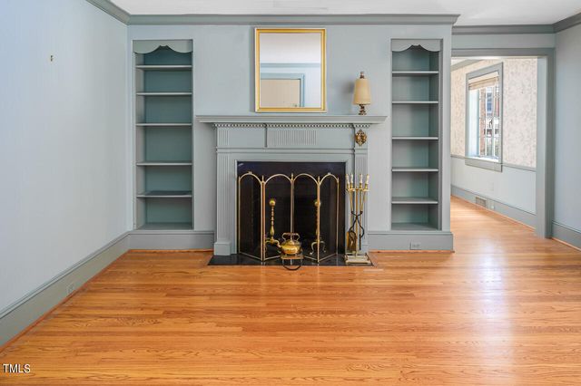 a view of a livingroom with furniture