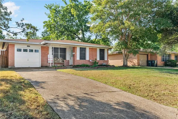 $2,100 | 209 Helena Street, Bryan, TX 77801