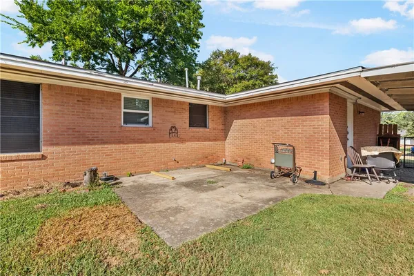 $2,100 | 209 Helena Street, Bryan, TX 77801