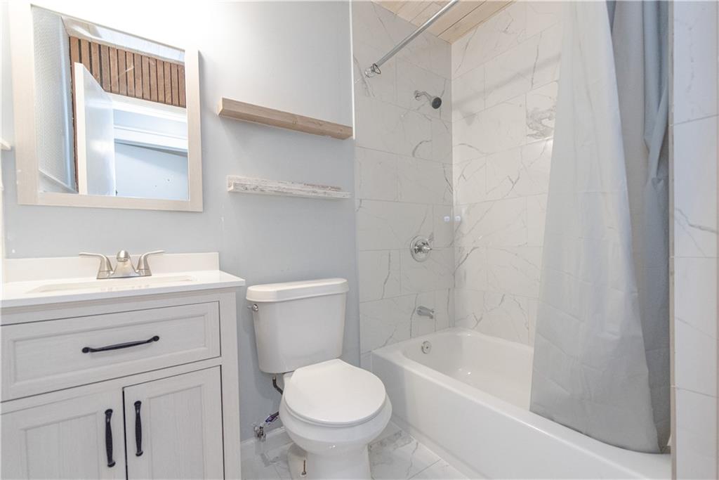 2702 Davenport Road Northwest Duluth, GA 30096 - Photo 20 of 32 a bathroom with a sink toilet and bathtub