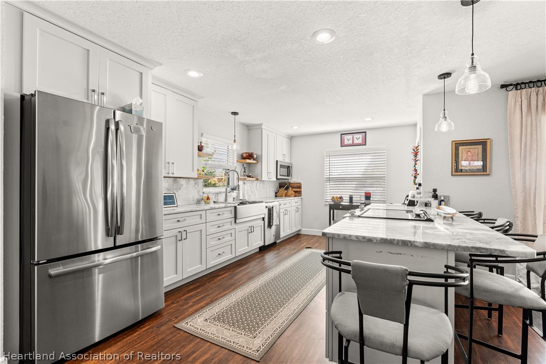 237 Wild Duck Point Lorida, FL 33857 - Photo 18 of 39 a kitchen with refrigerator cabinets and dining table