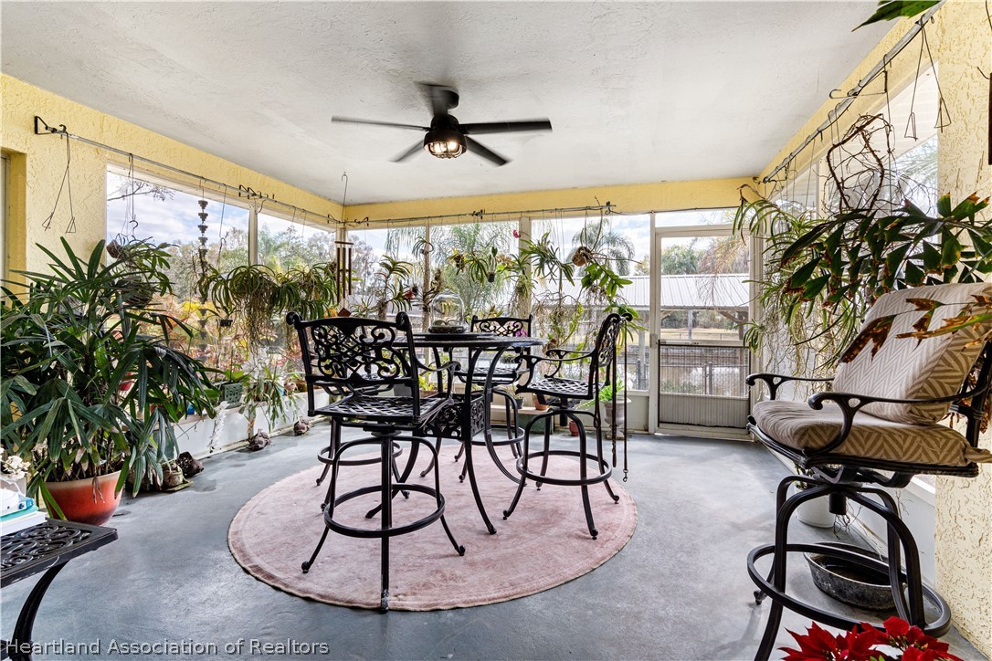 237 Wild Duck Point Lorida, FL 33857 - Photo 37 of 39 a view of a livingroom with furniture and a potted plant