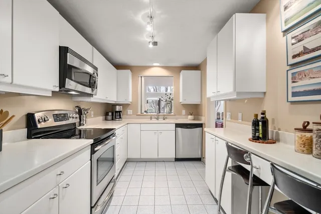 $825,000 | 5 Pickwick Way, Unit 5, Wayland, MA 01778