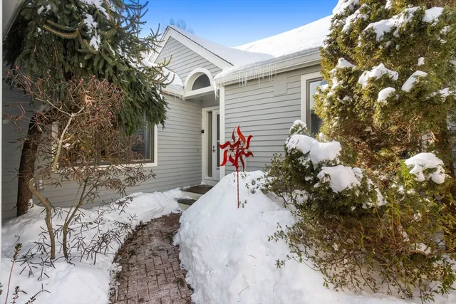 $825,000 | 5 Pickwick Way, Unit 5, Wayland, MA 01778