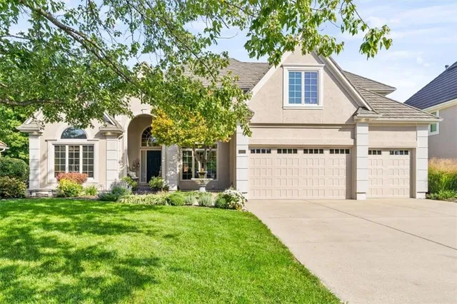 $749,000 | 708 Northeast Lake Point Drive, Lee's Summit, MO 64064