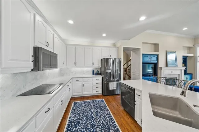 $749,000 | 708 Northeast Lake Point Drive, Lee's Summit, MO 64064