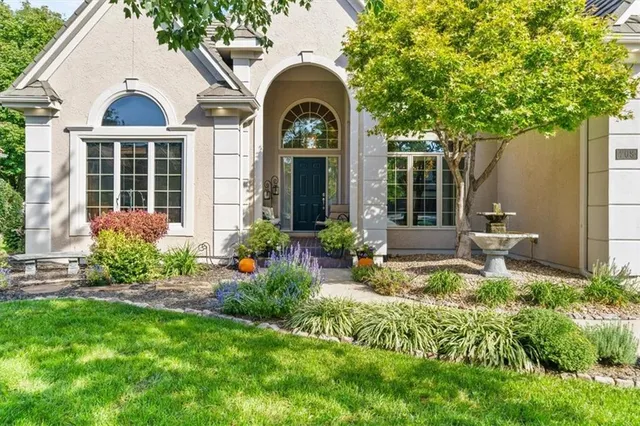$749,000 | 708 Northeast Lake Point Drive, Lee's Summit, MO 64064