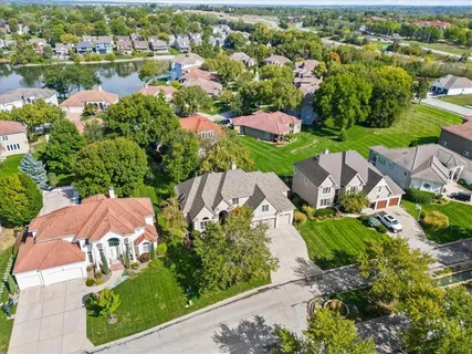 $749,000 | 708 Northeast Lake Point Drive, Lee's Summit, MO 64064