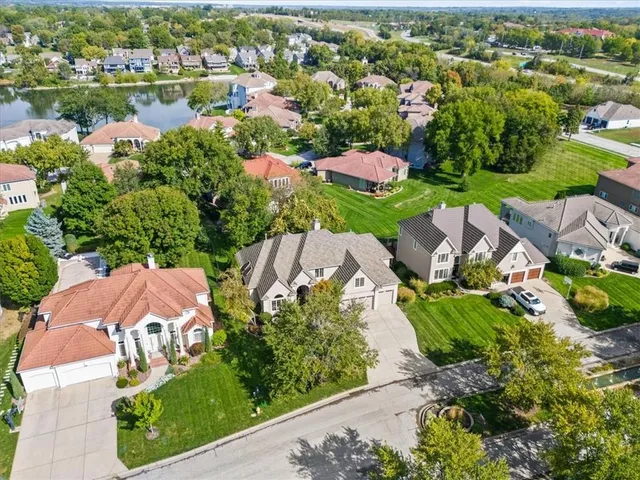 $749,000 | 708 Northeast Lake Point Drive, Lee's Summit, MO 64064