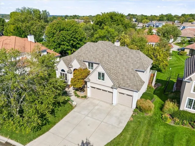 $749,000 | 708 Northeast Lake Point Drive, Lee's Summit, MO 64064