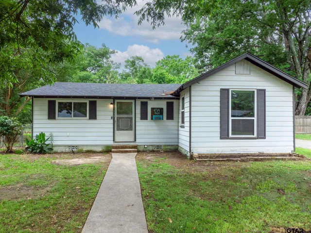 a view of front of a house with a yard