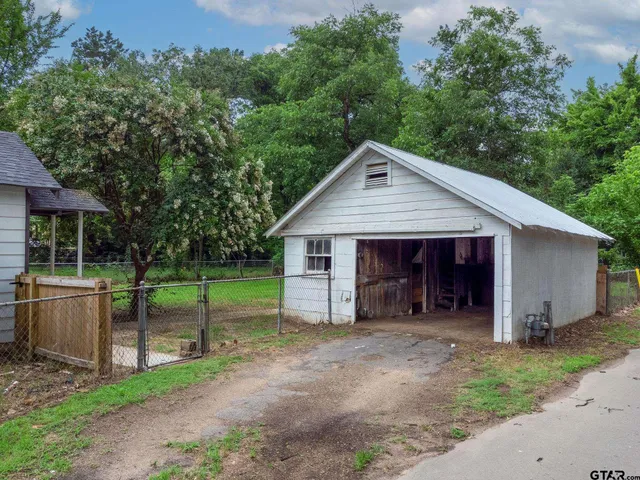 a view of a house with backyard