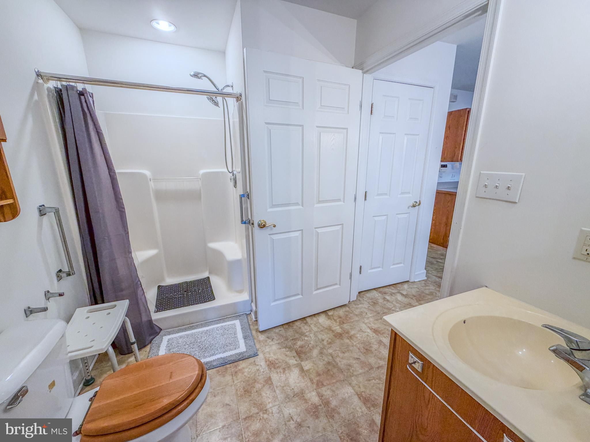 23 East Village Road Newark, DE 19713 - Photo 9 of 11 a bathroom with a sink a toilet and shower