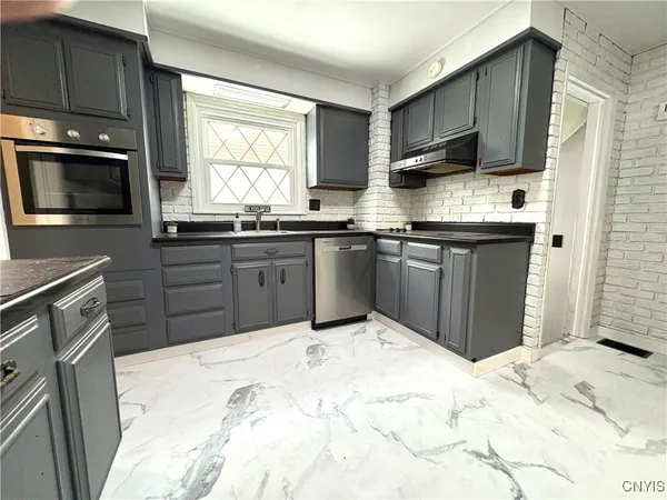 $2,300 | 124 Curtis Place, Auburn, NY 13021