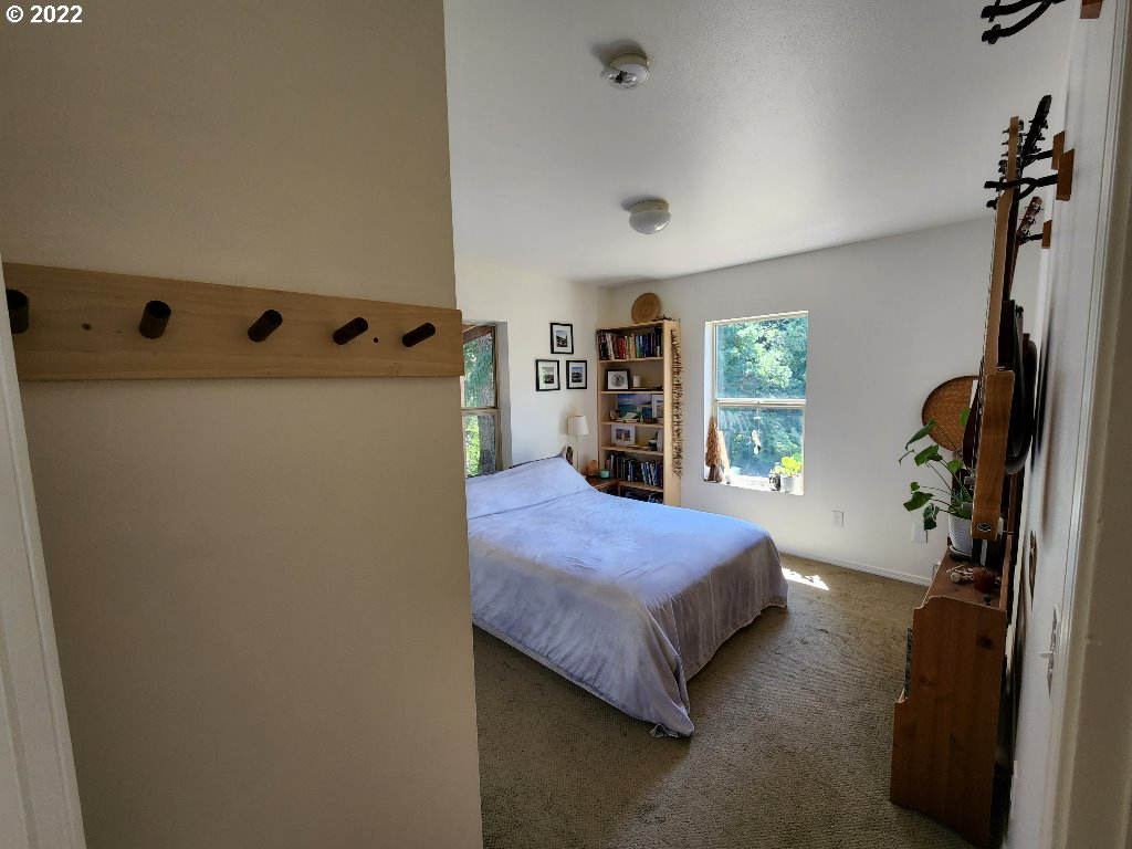 23 Wnuk Road White Salmon, WA 98672 - Photo 17 of 25 a bedroom with a bed and a dresser