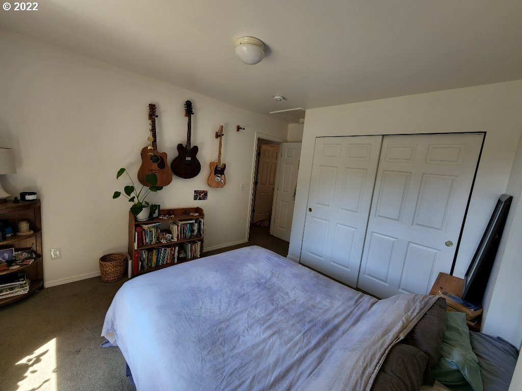 23 Wnuk Road White Salmon, WA 98672 - Photo 18 of 25 a bed room with a bed and a chair