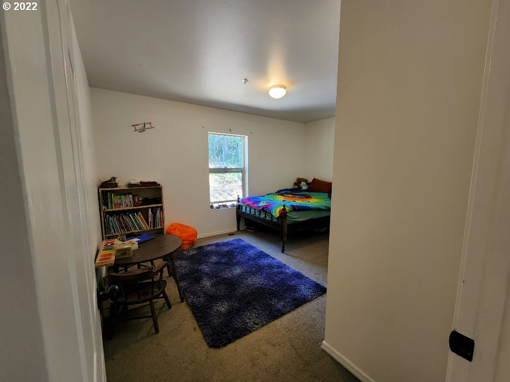 23 Wnuk Road White Salmon, WA 98672 - Photo 19 of 25 a bedroom with bed and a window