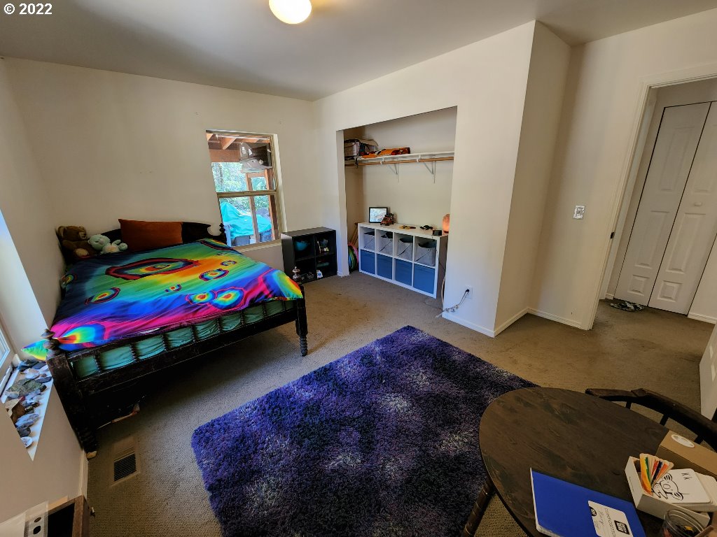 23 Wnuk Road White Salmon, WA 98672 - Photo 20 of 25 a bedroom with a bed closet and a window